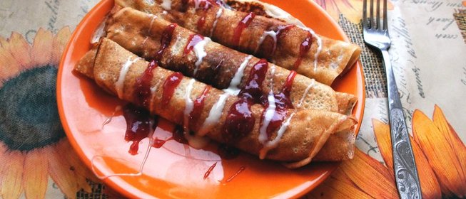 Блины на кислом молоке с малиновым джемом и сгущенкой