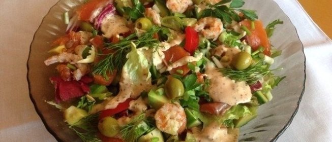 Салат с семгой и креветками