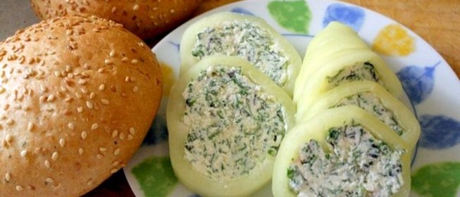 Перец, фаршированный творогом и зеленью