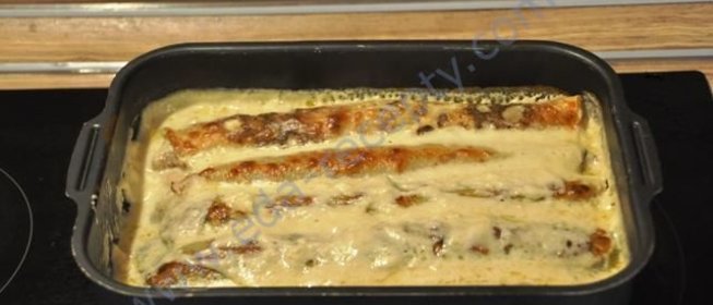 Блинчики с начинкой из грибов в сырном соусе