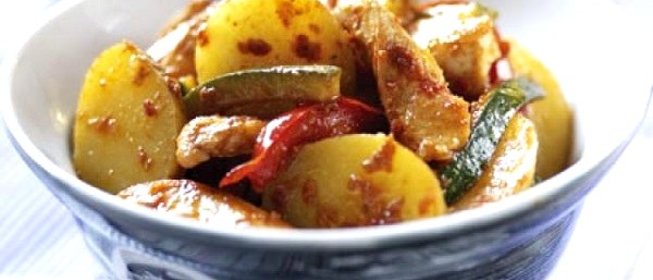 Картошка со свининой на сковороде