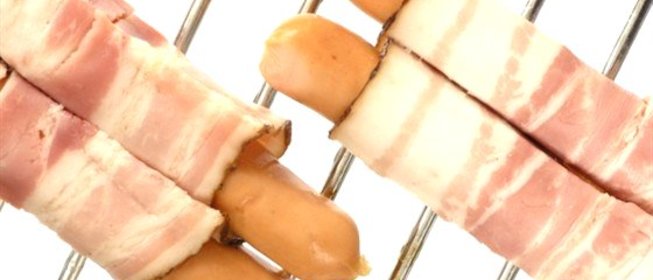 Сосиски с шалфеем, панчеттой и свежей томатной сальсой