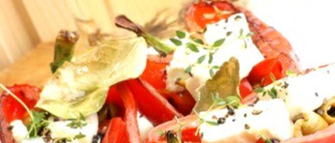 Печеные фаршированные сладкие перцы с черри, фетой и тимьяном