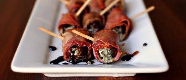 Финики с горгонзолой в ветчине