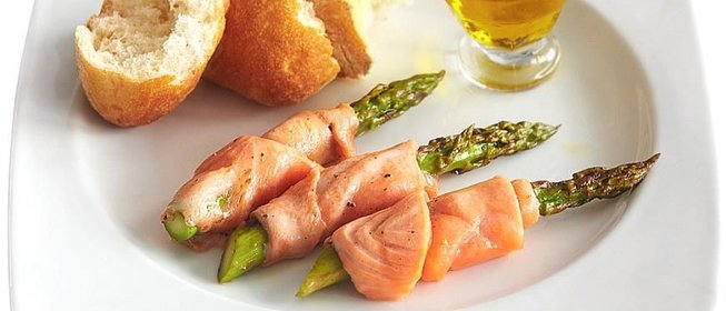 Запеченная спаржа с лососем