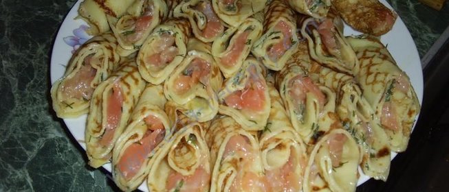 Рулетики из блинов с семгой