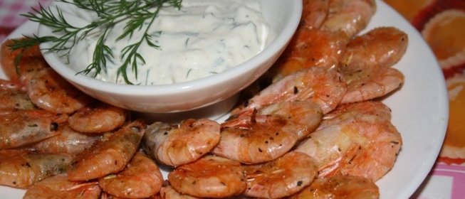 Жареные пряные креветки с йогуртово-чесночным соусом