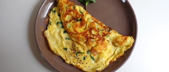 Омлет с козьим сыром и травами