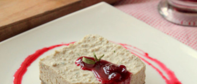 Чизкейк мясной с брусничным соусом