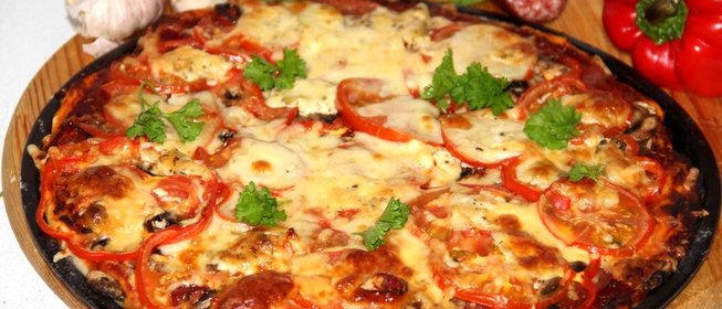 Пицца с салями и грибами