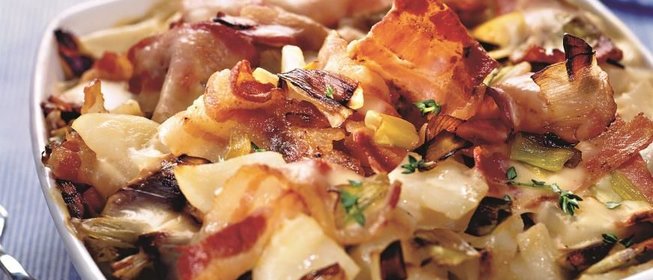 Картофельная запеканка с луком-пореем