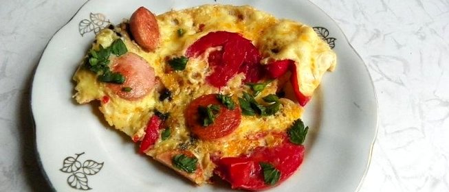Омлет с грибами сосисками и помидорами