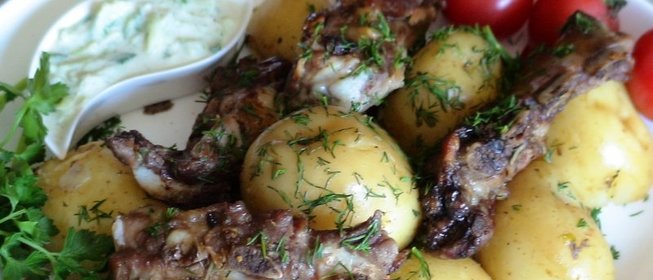 Картошка с ребрышками в имбирно-медовой глазури с соусом Цацики