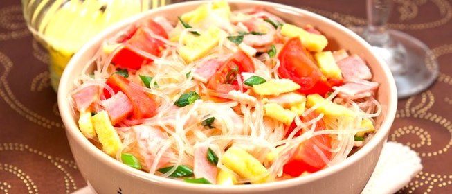 Фунчоза с беконом, помидорами и яичными блинчиками