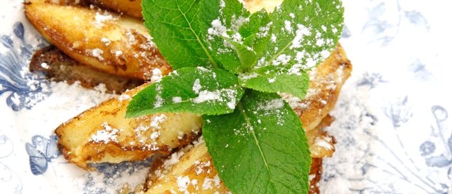 Обжаренные яблочные дольки в омлете