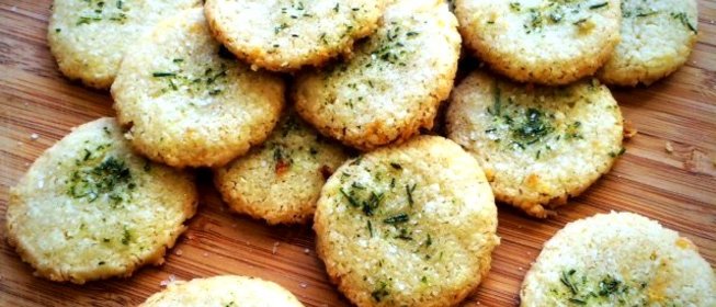 Пармезановое печенье с розмарином и солью