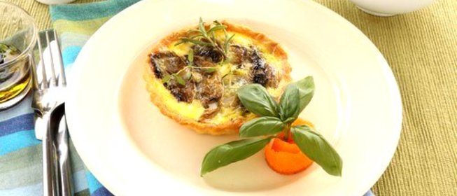 Тарталетки с грибами и грюйером