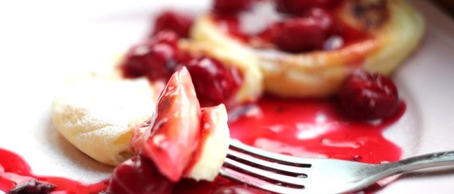 Ванильные сырники с домашним ягодным соусом