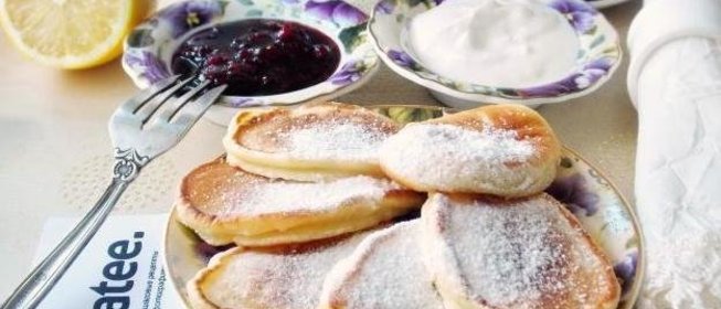 Лимонные оладьи с вишневым джемом