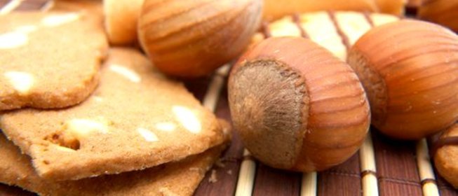 Медовое печенье с корицей и лесными орехами