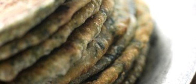 Оладьи из шпината и нута по‑индийски