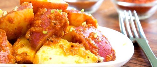 Вареный молодой картофель под сырно-томатным соусом