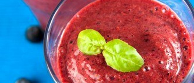 Смузи со свежими ягодами, бананом и корицей