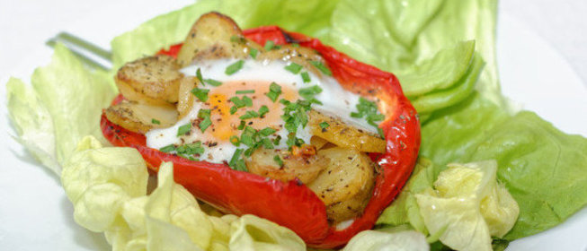 Перец, фаршированный картофелем и яйцом