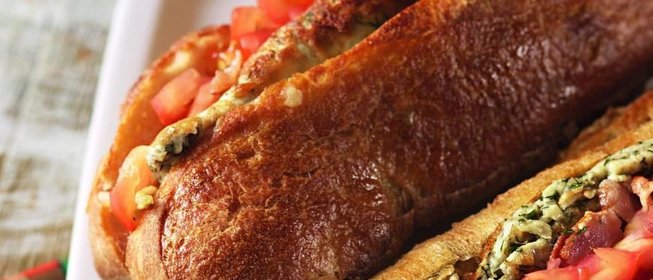 Сытный сэндвич с беконом и омлетом