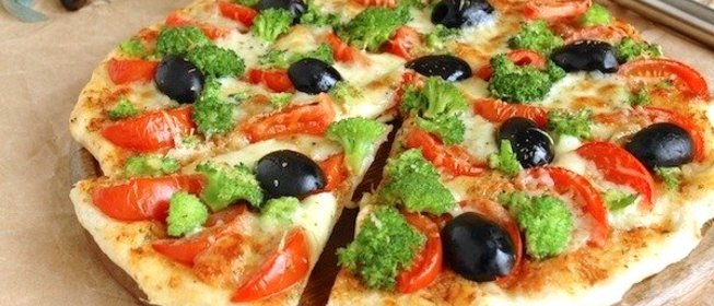 Пицца с брокколи, моцареллой и пармезаном