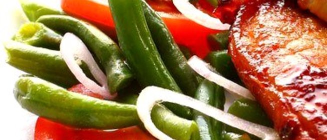 Чесночная зеленая фасоль с томатами и зеленью