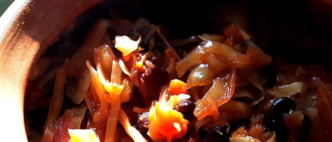 Капуста, свекла, тыква и фасоль, томленые в горшочке