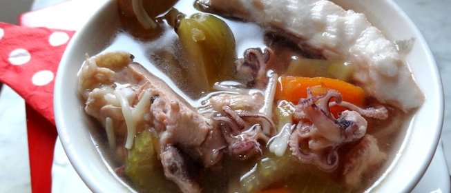 Согревающий тайский куринно-рыбный суп