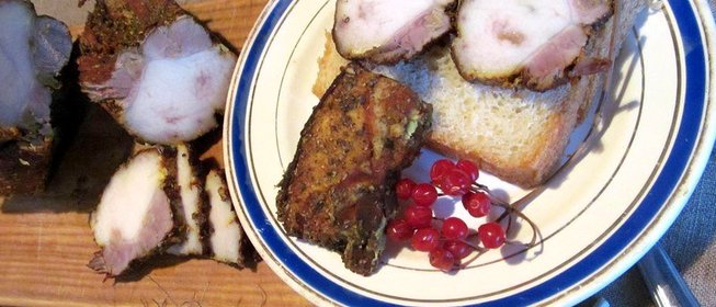 Свиная грудинка в луковой шелухе