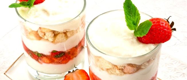 Десерт с рикоттой, клубникой и печеньем