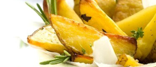 Печеный молодой картофель с розмарином и черным перцем