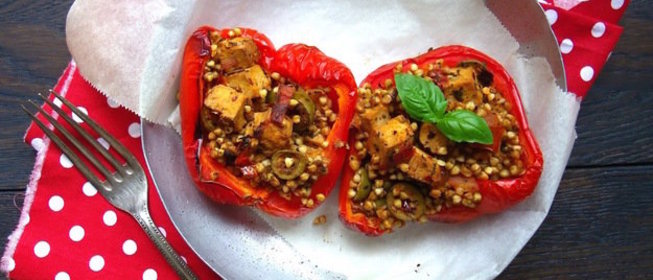 Болгарский перец, фаршированный гречкой и тофу