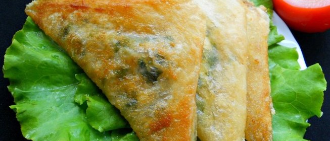 Брик с сыром, зеленью и яйцом