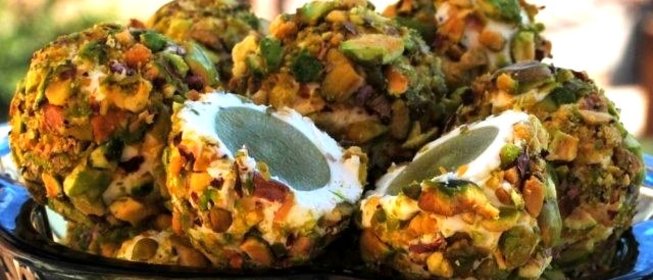 Сырные шарики с фисташками и виноградом