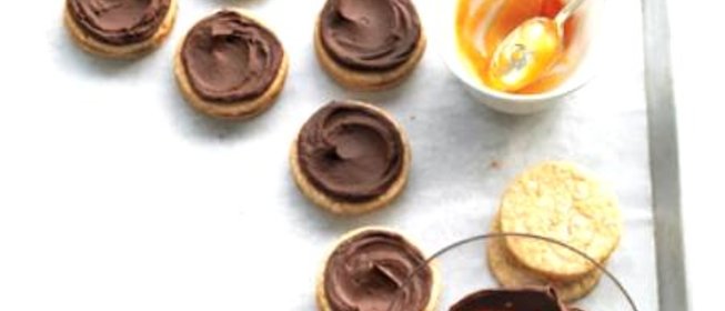 Печенье с шоколадом и абрикосовым джемом