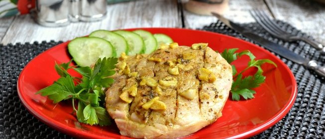 Свинина в чесночно-соевом соусе на пару