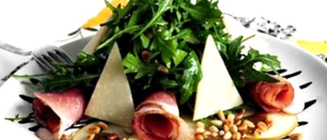 Карпаччо из груш и прошутто с рукколой и медово-горчичным соусом