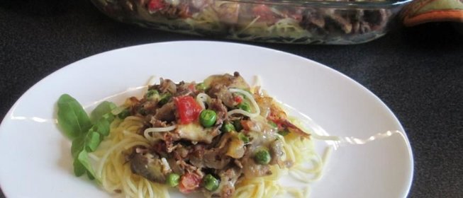Запеканка из овощей с говядиной и спагетти