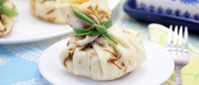 Блинные узелки с курицей