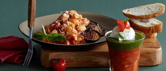 Помидоры со взбитыми сливками и песто