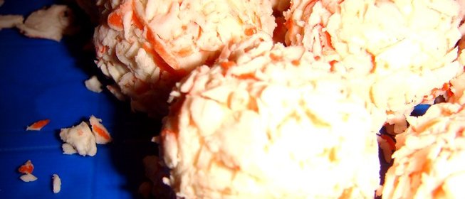 Сырные шарики с крабовыми палочками и маслинами