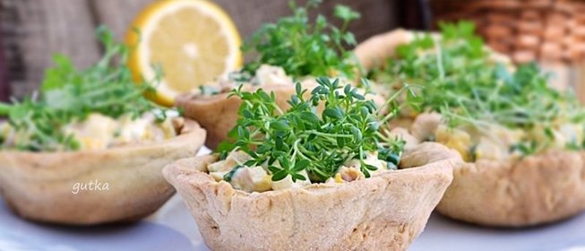Хрупкие корзинки фаршированные тунцом, яйцами и авокадо