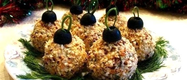 Закуска из курицы с чесноком, майонезом и грецкими орехами «Елочные шары»