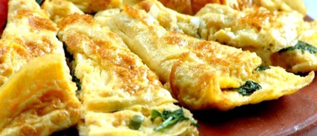 Омлет с тыквой, карамелизованным луком, горгонзолой и шалфеем