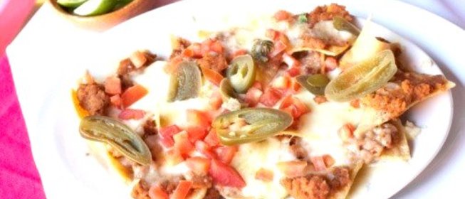 Начос на гриле под фетой, овощами и зеленью